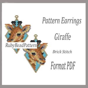 Puede incluir: Un par de pendientes con forma de jirafa hechos con un patrón de punto de ladrillo. Los pendientes son de color marrón, beige y azul claro, con el texto "Pattern Earrings", "Giraffe", "Brick Stitch" y "Format PDF".
