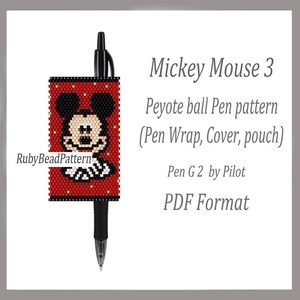 Pode incluir: Uma caneta preta é inserida em uma capa de caneta vermelha com miçangas com um design do Mickey Mouse. A capa da caneta tem um fundo vermelho com pequenos pontos dourados. O texto na imagem diz "Mickey Mouse 3 Peyote ball Pen pattern (Pen Wrap, Cover, pouch) Pen G 2 by Pilot PDF Format."