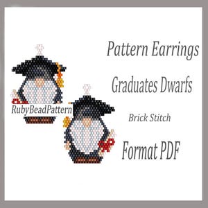 Puede incluir: Dos pendientes de gnomos de cuentas con atuendo de graduación. Los gnomos visten birretes y togas negras, sosteniendo diplomas. Los pendientes están hechos con la técnica de puntada de ladrillo. El texto de la imagen dice "Pattern Earrings Graduates Dwarfs Brick Stitch Format PDF".