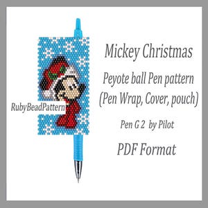 Pode incluir: Uma caneta azul com uma capa de caneta de contas com um Mickey Mouse pixelado com um chapéu de Papai Noel e uma roupa vermelha. A capa da caneta tem um padrão de floco de neve e o texto "Mickey Christmas" e "RubyBeadPattern".