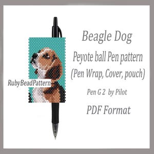 Op de afbeelding: Een zwarte Pilot G2 pen met een kralen pen wrap met een Beagle hond ontwerp. De pen wrap is turquoise met een gedetailleerde afbeelding van het gezicht van de hond in bruine, zwarte en witte kralen. Tekst op de afbeelding luidt "Beagle Dog Peyote ball Pen pattern".