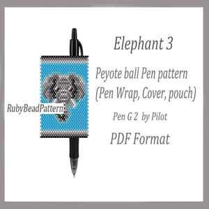 Può includere: Una penna con una copertura di perline con un disegno di elefante. L'involucro della penna è blu con un'immagine di elefante grigio. È visibile anche il testo "Elephant 3" e "Peyote ball Pen pattern".