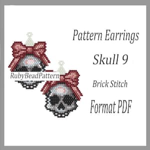 Puede incluir: Un diseño digital para pendientes de cuentas con dos motivos de calaveras y lazos de color rojo oscuro. El texto dice Pattern Earrings Skull 9 Brick Stitch Format PDF y RubyBeadPattern. Las calaveras están en tonos gris, negro y blanco.