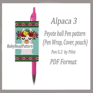 Könnte beinhalten: Ein pinkfarbener Stift mit einer Perlenstift-Hülle mit einem Alpaka-Design. Die Hülle hat einen türkisfarbenen Hintergrund mit einem Blumenkranz und dem Text "Alpaca 3, Peyote ball Pen pattern, Pen Wrap, Cover, pouch, Pen G 2 by Pilot, PDF Format".