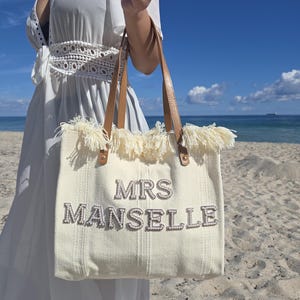 Bolsa de mano personalizada para novia: regalo para despedida de soltera, letra personalizada de la Sra. Pearl imagen 15