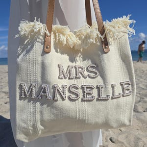 Bolsa de mano personalizada para novia: regalo para despedida de soltera, letra personalizada de la Sra. Pearl imagen 14