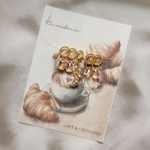 Lot de 5 marqueurs de point tricot scintillants CAFÉ & CROISSANT – Marqueurs de point faits main inspirés du petit déjeuner français et gardien du progrès