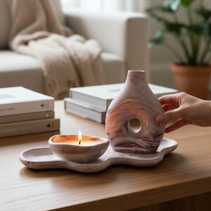 Handgjort ljus- och vasset med marmoreffekt, modern minimalistisk stenbricka med dekorativ skål, skandinavisk heminredningspresent