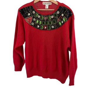 Suéter vintage Victoria Harbor vermelho maximalista com gola de miçangas e aplicações de joias dos anos 90.