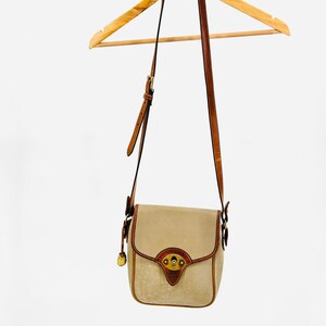 Vintage jaren 90 Dooney & Bourke Bone lichtbruine Britse leren crossbody voor alle weersomstandigheden