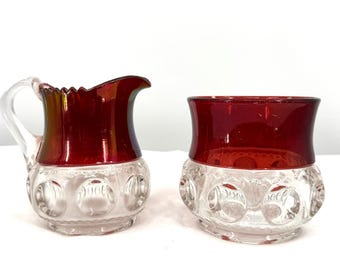 Juego de azucarero y lechera King's Crown de vidrio prensado transparente rubí, estilo vintage de principios del siglo XX.