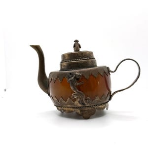 Tetera china vintage de los años 50 con diseño de mono, dragón y pantera, resina ámbar y metal.