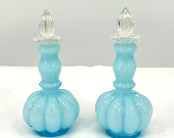 Par de frascos de perfume Fenton Powder Blue Azure Crest Melon con diseño acanalado, estilo vintage de los años 60.