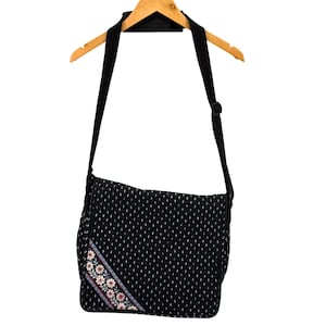 Borsa a tracolla per laptop Vera Bradley vintage anni 2000, blu Java con stampa floreale e trapuntatura.