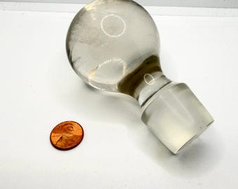 Tapón de decantador grande de vidrio soplado a mano transparente de mediados de siglo con forma de bola.