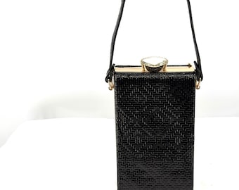 Bolso de mano vintage de los 90, estilo maximalista, de charol negro con cierre de pedrería.