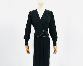 Top peplum negro con pedrería estilo vintage de los 80 de Richard Warren Petites y falda cruzada.