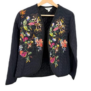 Vintage 90-tals Bari svart blommig bärbar konst quiltad jacka med öppen framsida