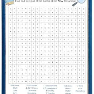 Puede incluir: Un rompecabezas de búsqueda de palabras con marco azul titulado "The New Testament Books of the BIBLE". El rompecabezas contiene una cuadrícula de letras con una lista de libros para encontrar debajo. Una lupa y un icono de libro están en las esquinas superiores.