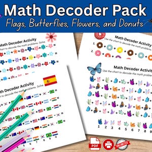 Könnte beinhalten: Ein Math Decoder Pack Lernaktivitäten-Set mit gedruckten Arbeitsblättern, die mathematische Aufgaben mit Symbolen von Flaggen, Schmetterlingen, Blumen und Donuts enthalten. Die Seiten zeigen bunte Grafiken und Zahlenschlüssel, begleitet von mehreren Buntstiften.