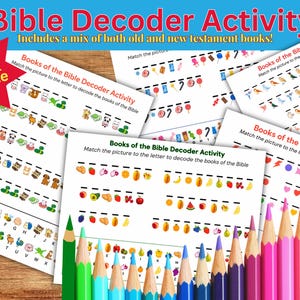Puede incluir: Un paquete de hojas de actividad del Decodificador Bíblico con ilustraciones coloridas y texto. Las hojas presentan imágenes para combinar con letras, y el texto "Books of the Bible Decoder Activity". Un juego de lápices de colores está en primer plano.