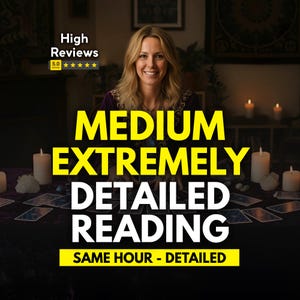 Könnte beinhalten: Eine lächelnde Frau vor einem Tisch mit Tarotkarten und brennenden Kerzen. Der Text auf dem Bild lautet "MEDIUM EXTREMELY DETAILED READING" und "SAME HOUR - DETAILED". Das Bild enthält auch ein "High Reviews"-Abzeichen.