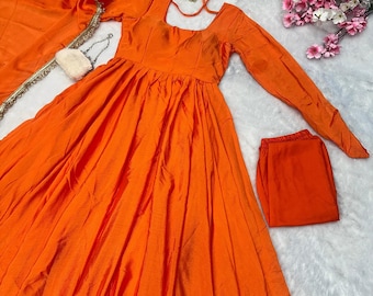 Conjunto Anarkali de seda bordada com dupatta de seda chinon - 3 peças