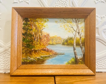 Cuadro al óleo vintage de un lago otoñal, enmarcado para decoración rústica de cabaña en el bosque.
