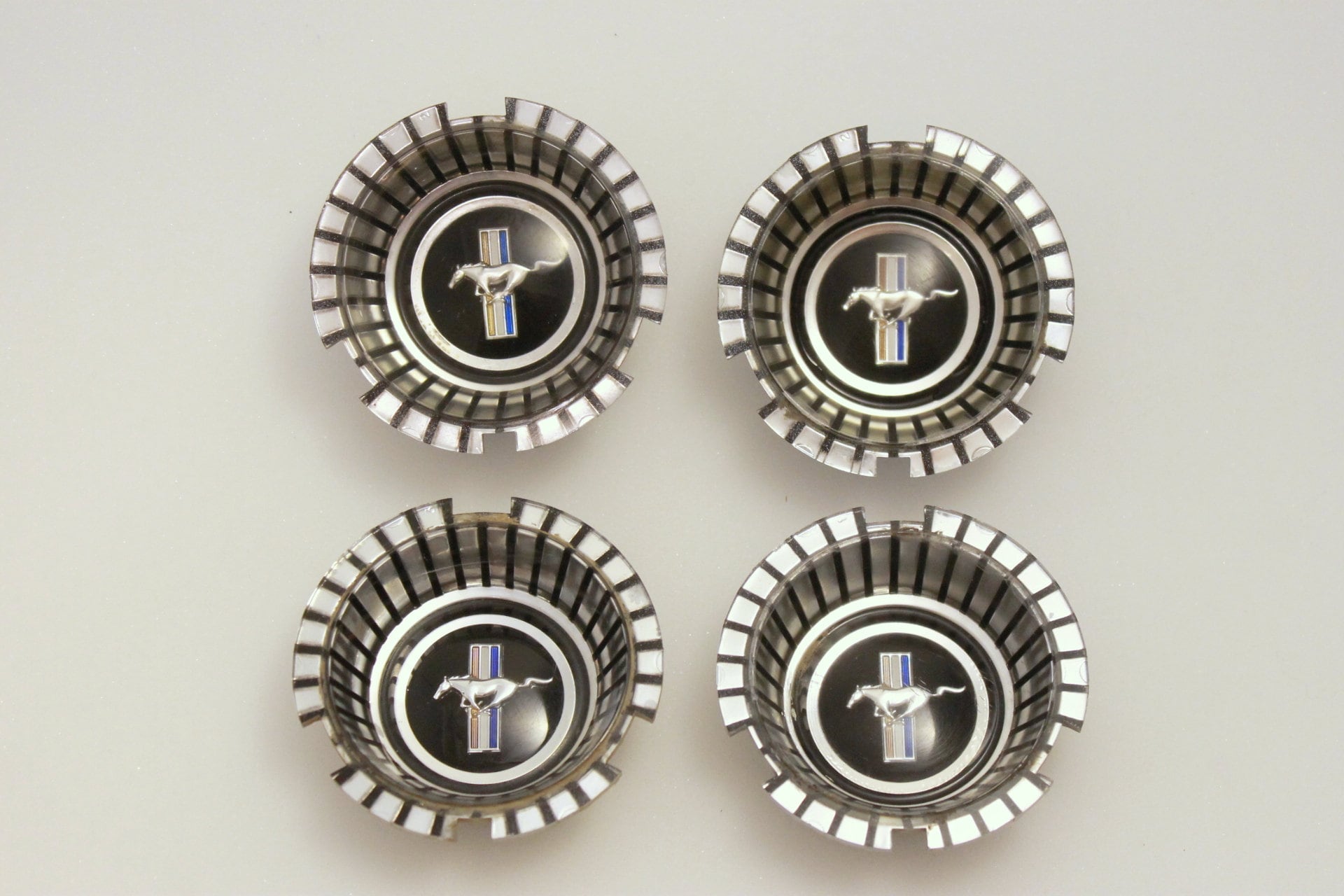 Mustang spinner center caps discount