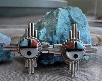 Preciosos pendientes de clip de plata de ley con incrustaciones de coral turquesa y nácar, de estilo vintage Zuni Zia Sunface.