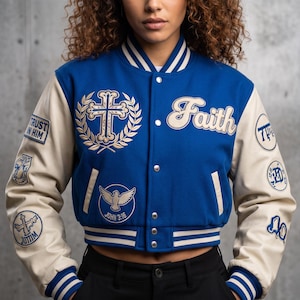 Veste universitaire courte chrétienne pour femmes, écusson Faith & Cross bleu, bombardier vintage Letterman, Jesus Cross, vêtements streetwear chrétiens