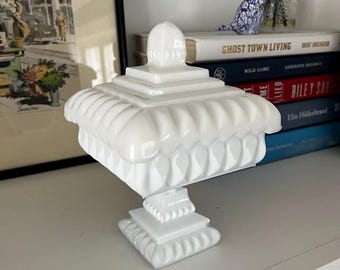 Caja de pedestal de vidrio opalino vintage de Westmoreland