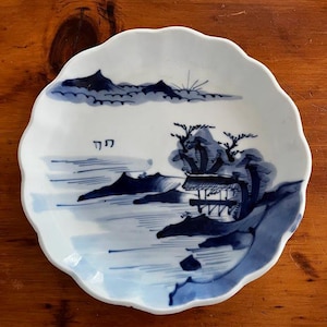 Plato antiguo de Arita pintado a mano con paisaje