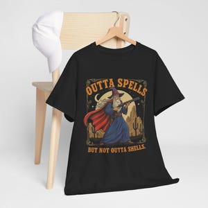 Outta Spells But Not Outta Muscheln Magier Fantasy T-Shirt