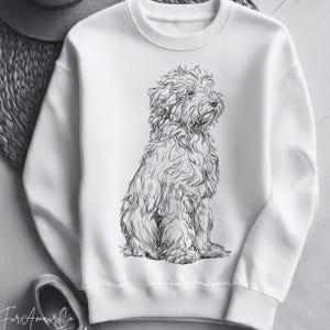 Może przedstawiać: Biała bluza z czarno-białą ilustracją siedzącego psa. Pies ma puszyste futro i patrzy w bok. Bluza jest gładka biała z okrągłym dekoltem.