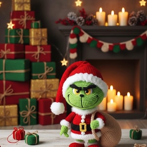 Könnte beinhalten: Gehäkelte Grinch-Puppe mit Weihnachtsmütze und Anzug, die einen Sack hält. Der Grinch ist grün mit einem rot-weißen Outfit. Geschenke in Rot, Grün und Gold sind im Hintergrund gestapelt, mit Kerzen und einem Kamin.
