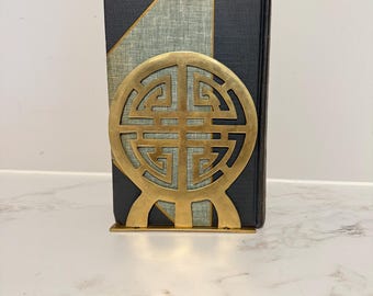 Sujetalibros de latón con símbolo chino, estilo chinoiserie de mediados de siglo.