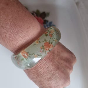Vintage fyrkantigt runt blommigt lucitarmband - Chunky Design sminkad transparent.