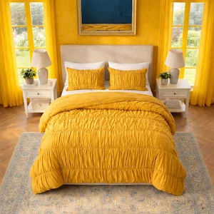 Può includere: Un completo letto giallo senape con un piumino strutturato e federe abbinate. Il letto si trova in una stanza gialla con comodini bianchi, lampade e un tappeto. La stanza ha tende gialle e uno specchio.