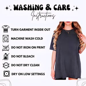 Peut inclure: Un t-shirt gris fonc&eacute; avec des instructions d'entretien. Les instructions comprennent : retourner le v&ecirc;tement, laver &agrave; froid, ne pas repasser sur l'impression, ne pas blanchir, ne pas nettoyer &agrave; sec et s&eacute;cher &agrave; basse temp&eacute;rature.