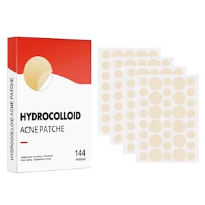 Peut inclure: Une boîte de patchs anti-acné Hydrocolloïde avec un design rouge et blanc, contenant 144 patchs. Plusieurs feuilles de patchs ronds et beiges sont visibles. Le texte sur la boîte indique "Hydrocolloid Acne Patche".