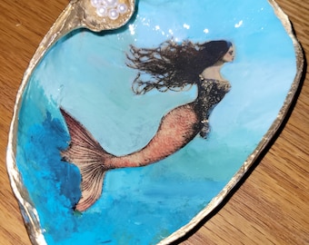 Mermaid Clam Shell Ring Dish with Pearl, Gilded Seashell Jewelry Holder, Coastal Vanity Decor