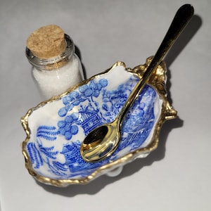 Salero de concha de ostra artesanal con cuchara y sal: decoración de sauce azul y blanco