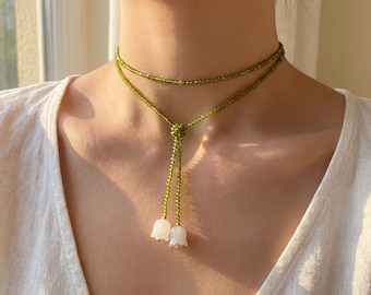 Lelietje-van-dalenketting met kralen, olijfgroene kristallen choker, sierlijke bloemenwikkelstijl