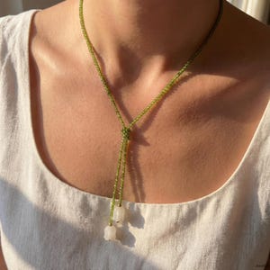 Lelietje-van-dalenketting met kralen, olijfgroene kristallen choker, sierlijke bloemenwikkelstijl afbeelding 5