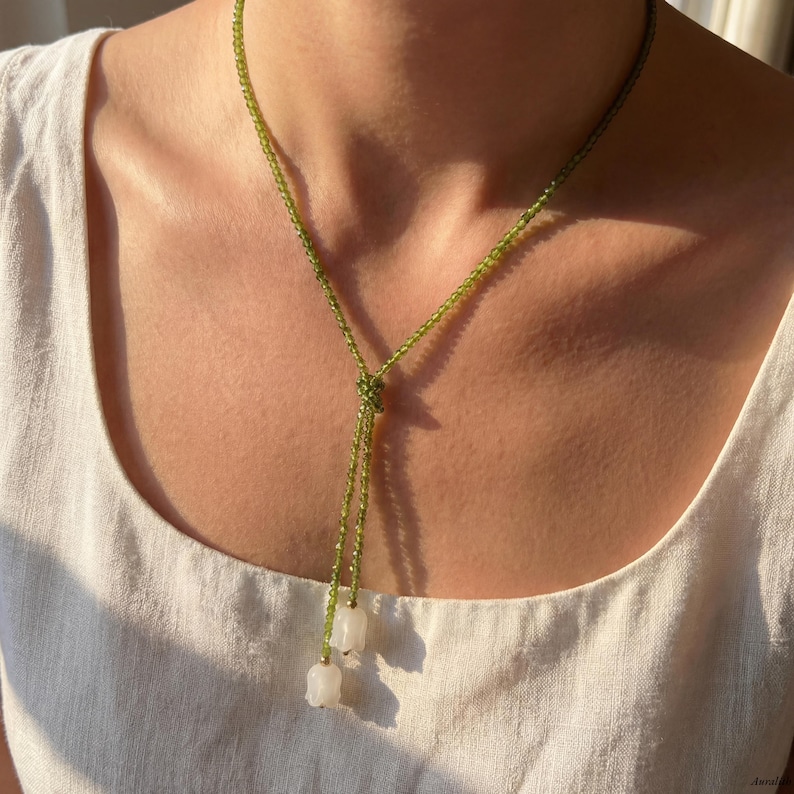 Lelietje-van-dalenketting met kralen, olijfgroene kristallen choker, sierlijke bloemenwikkelstijl afbeelding 5
