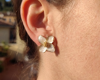 Emaille bloemknopoorbellen, met goud afgezet bloemblad, statement bloemensieraden