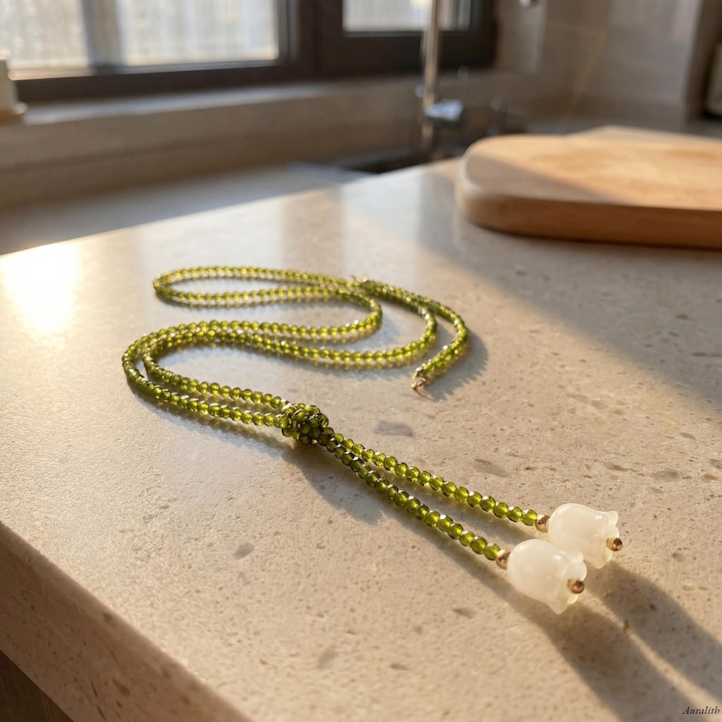 Lelietje-van-dalenketting met kralen, olijfgroene kristallen choker, sierlijke bloemenwikkelstijl afbeelding 6