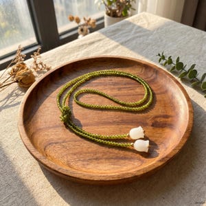 Lelietje-van-dalenketting met kralen, olijfgroene kristallen choker, sierlijke bloemenwikkelstijl afbeelding 4
