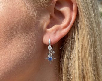Druppeloorbellen met blauwe kristallen ster, hemelzilveren Huggie Hoops